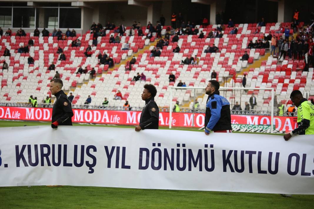 Rıza Çalımbay eşofmanı çıkarıp o üniformayı giydi! Bakın neden... 4